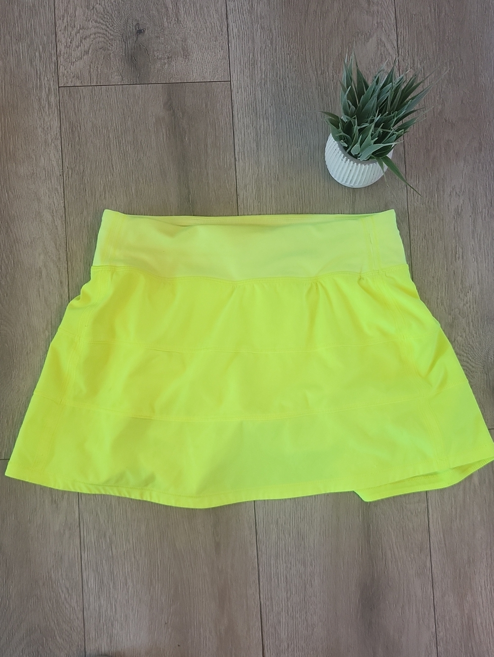 Lululemon l Size 4 l Neon Yellow Athletic Skort